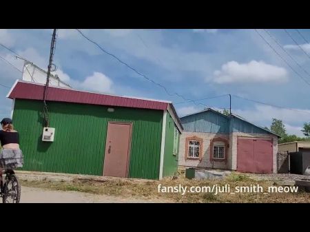 Siga o ciclista de meninas que monta sem calcinha debaixo da saia 