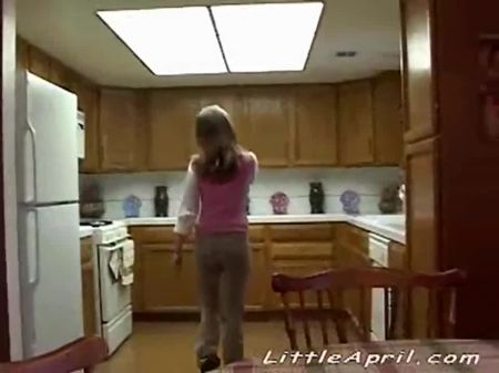 A adolescente brinca com sua buceta molhada, vídeo pornô grátis 36 