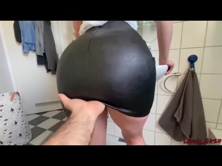 Sperma auf ihrem Lederrock, kostenloser HD -Porno -Video E0 