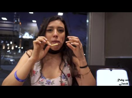 Latina liebt McDonalds Eis mit Sperma darauf und ein Spielzeug in ihr 