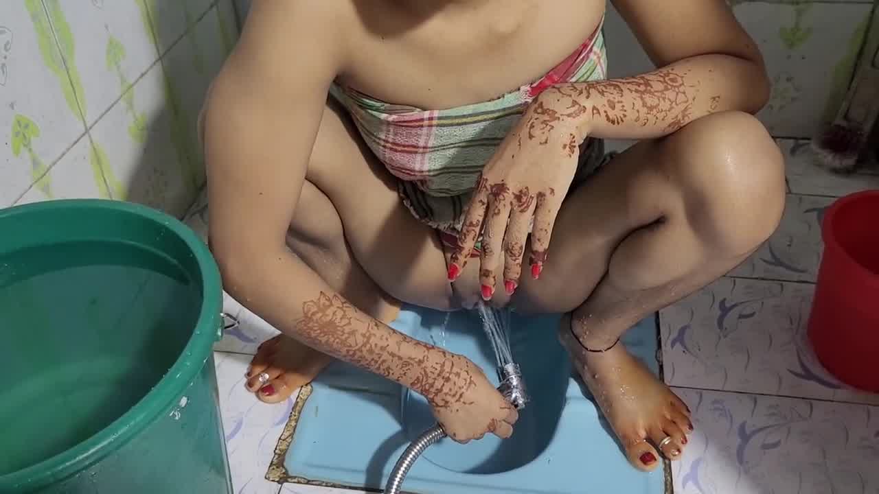 азиатки мастурбируют в общественных туалетах фото 41