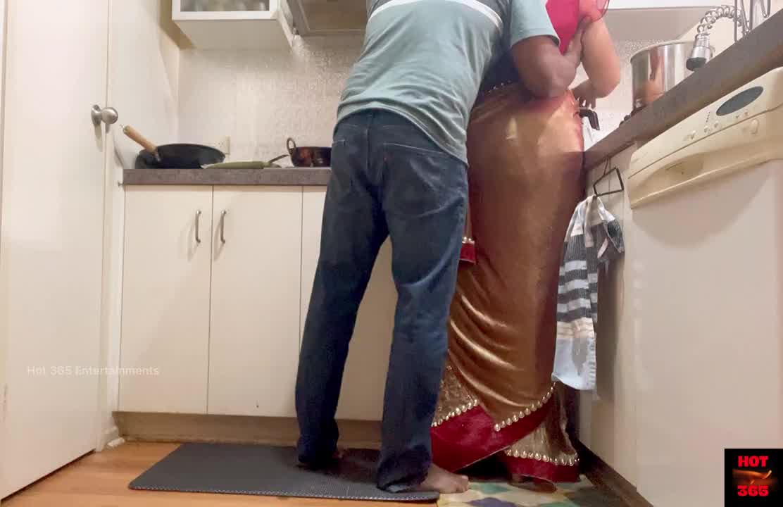Indian Duo Romance In The Kitchen Saree Fucky Fucky Saree Hoisted Up And Caboose Smacked 2404