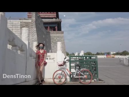 Chica China Caminar Desnuda Old Monument Public Street City 