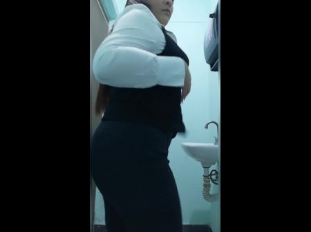 性感的墨西哥摩洛伊斯兰解放阵线秘书在作品的浴室里脱下所有衣服，她的屁股很漂亮，很棒的屁股