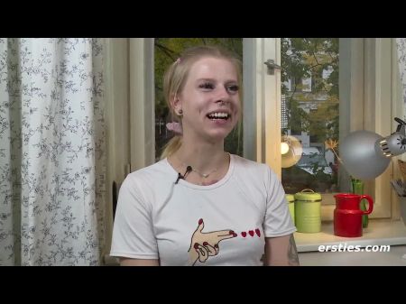 Damsel Pixi Does Herself With A Heart Shaped Ass-plug