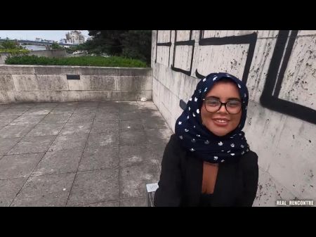 Ein hübsches hijab -arabisches Mädchen wird von 2 Schwarzen in der Öffentlichkeit geschlagen, um nach Marbella 