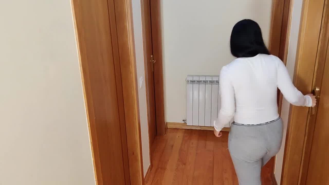 الأم الساخنة تستمني بجانب صديق ابنها بينما يشاهد الاباحية مع نظارات الواقع  الافتراضي - Xalabahia.com