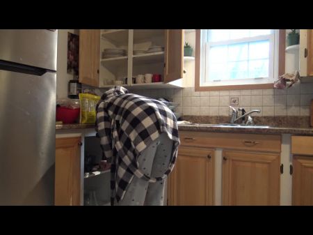 Die syrische Hausfrau wird vom deutschen Ehemann in der Küche cempiert 