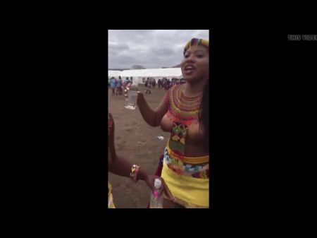 Meninas sul -africanas peitudas cantando e dançando de topless 