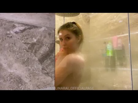 Ich spionierte meine Stiefmaterial in der Dusche aus und bekam unerwartet Sex 