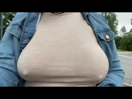 Esposa de puta Pública Flashing Saggy Boobs Boob Flashing Panaras públicas Pareja de chicas al aire libre Flashing 