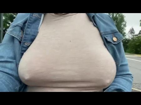 Schlampe Frau öffentlich blinkende schlaffe Brüste blocken öffentliche Schlampen Paar Outdoor Girls Blinking 