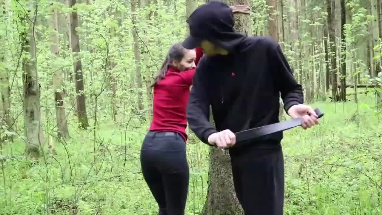 Ella Es Un Cinturón Azotado En El Bosque, Gratis HD Porn 14