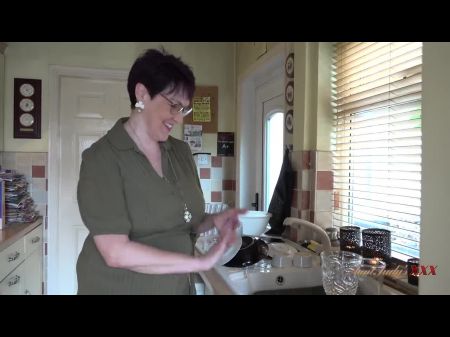 tantejudysxxx vollbusige reife Hausfrau Layla Bird saugt deinen Schwanz in der Küche POV 