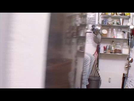 Выдающаяся немецкая милфа с огромными сиськами, дикола, выпивая ее бритую муфту на кухне 