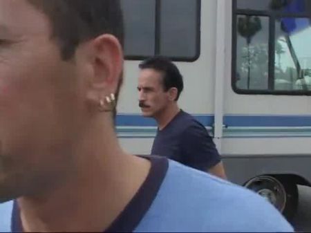 Dois caras convidam a loira jovem em sua van e foda -a 