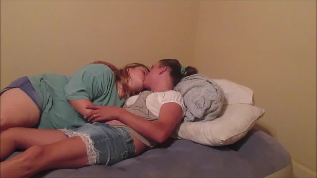 Esposa Língua Beijando Uma Garota Enquanto Esfrega Seu Clitóris Debaixo Da Saia