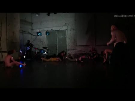 疯狂的裸体女孩在舞台上，免费色情视频8B 