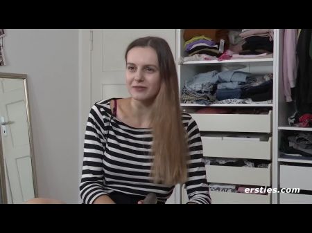 La estudiante de estudios alemanas Lauren monta su consolador: porno gratis BB 