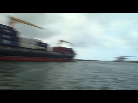 Cinco adolescentes sexy saem em um barco e uma ação apaixonada selvagem se segue 