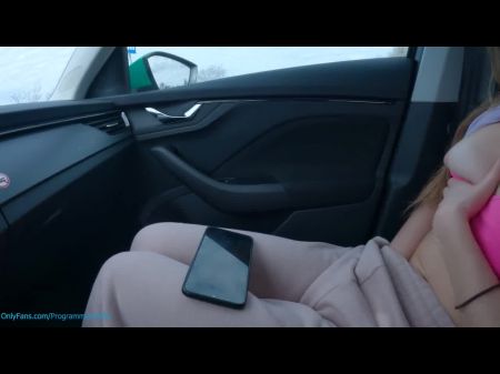 Teen masturbiert in einem öffentlichen Parkplatz und schaut sich ihre Porno -Video -Programmierer an 