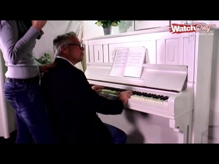Der Klavierlehrer Bumst Die Junge Студент: бесплатное порно F5 