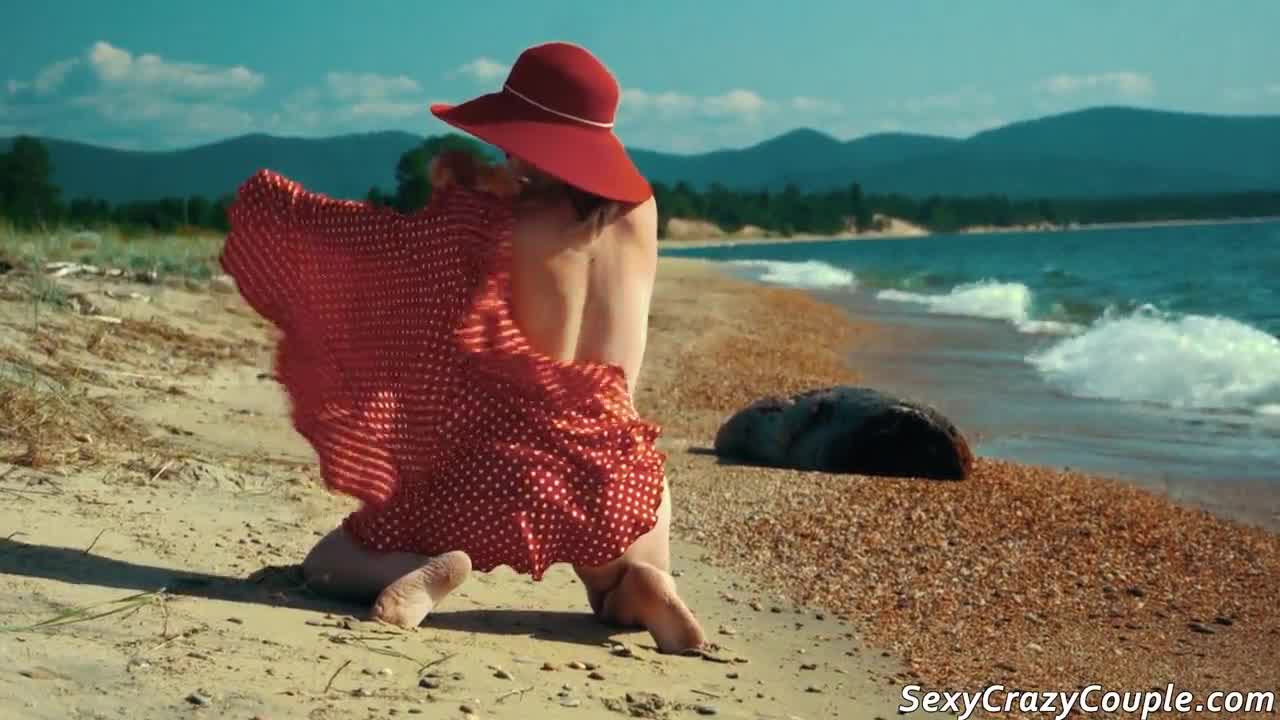 Tiffany Camina Desnuda En Una Playa De Arena Y Folla Con Novio