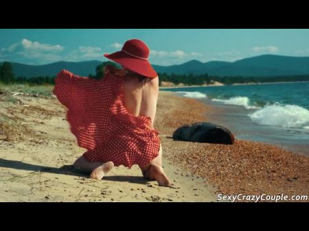 Tiffany caminha nu em uma praia de areia e fode com o namorado 