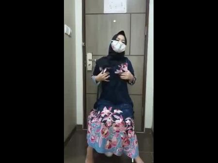 Horny Hijab Jerking Off Untill Spray , Porno Eb