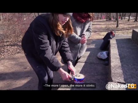 Russische Mädchen essen schwedischen Fisch Verlierer müssen das Verlangen erfüllen 