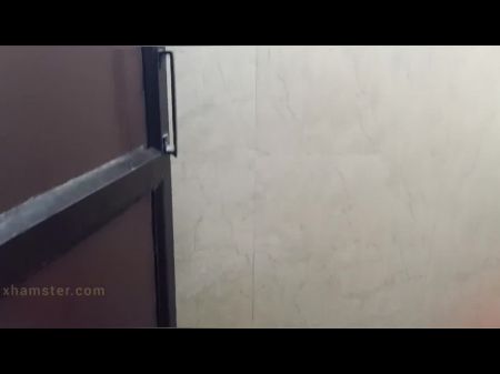 Sangeeta去了男女通用的公共厕所，看到雄性在那里生气肮脏的色情印地语音频