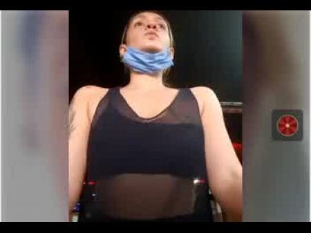 فتاة تظهر ثديها أثناء التمرين على صالة الألعاب الرياضية: إباحية مجانية 