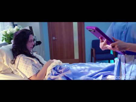 Las Enfermeras Lesbianas De Le Dan Al Paciente Adolescente Un Examen Vaginal Completo