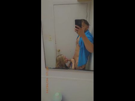öffentlicher Badezimmerspiegel Verdammter Winziger Blonde Teenager In Mall 