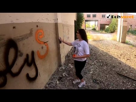 Naughty Girl dio una pequeña mamada y quería graffiti de sexo 