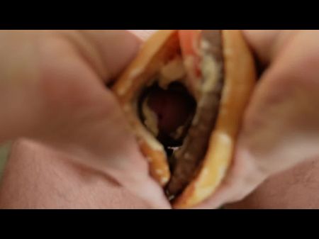 A la mierda la hamburguesa, la chica se mueve de la polla del chico con una hamburguesa 