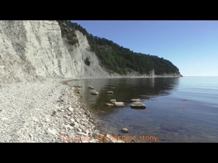 旅行thrash裸体主义的女孩意外地吸吮博客作者的鸡巴