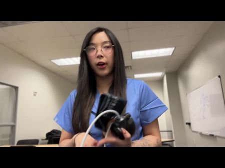 الطبيب الزاحف يقنع الشباب المتدرب الطبي الساذج الآسيوي للمضي قدما 