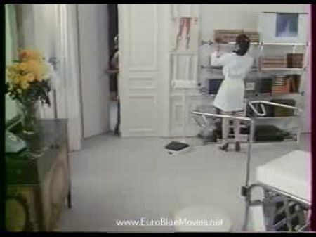 Der Frauenarzt Vom Place Pigalle 1983完整电影：色情21 