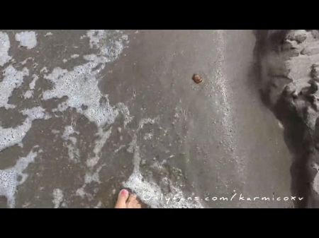 La esposa de puta embarazada muestra su coño en la playa pública: porno 30 
