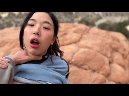 La chica del autoestopista asiático perdida le da mamada como pago para el paseo 