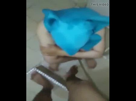 马来蓝色头巾撒阵淋浴，免费的大旧山雀色情视频