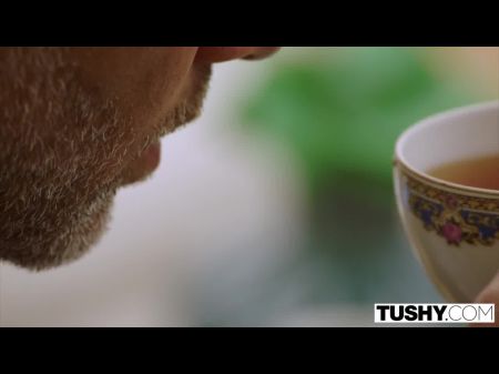 يحصل الطالب الجامعي على الفجوة ويعاقب من قبل 