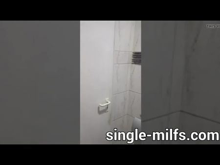 Gold Digger Milf BJ e Anal em Toilette para algum champanhe 