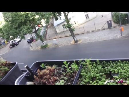 Пылавные качающиеся сиськи подростки со очками трахаются на балконе немецкий 