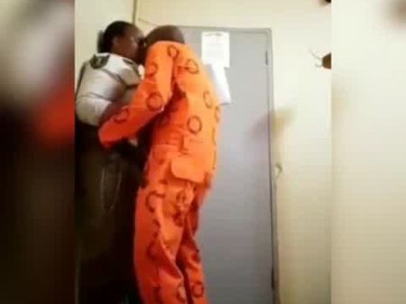 O homem fode mulheres da polícia na prisão, CD pornô grátis 