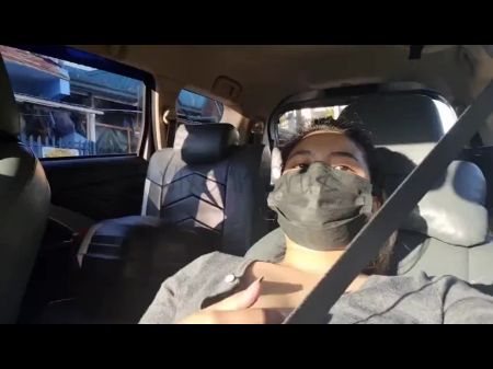 Masturbación pública arriesgada dentro del taxi - no teñido 