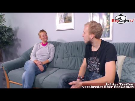A dona de casa madura alemã suíça fode um cara mais jovem na bunda em casa 