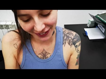 Настоящий секс с татуировкой, которую она трахает с клиентами 