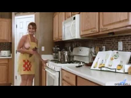 امرأة ناضجة ساخنة تلعب نفسها في المطبخ: إباحية مجانية 